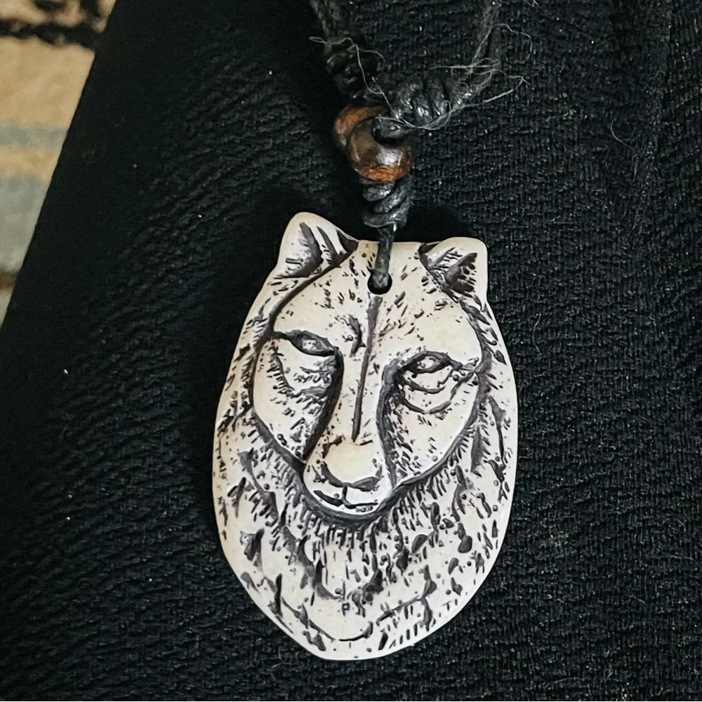 New Unisex Handmade Bohemian Hawaiian Tribal Wolf Amulet Wood & Resin Necklace